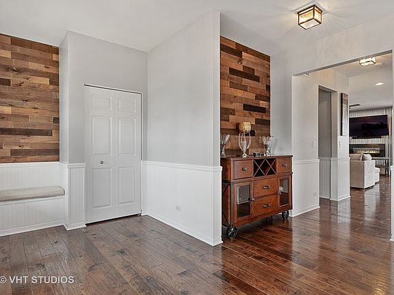 3rd image of 541 Moorfield Ave