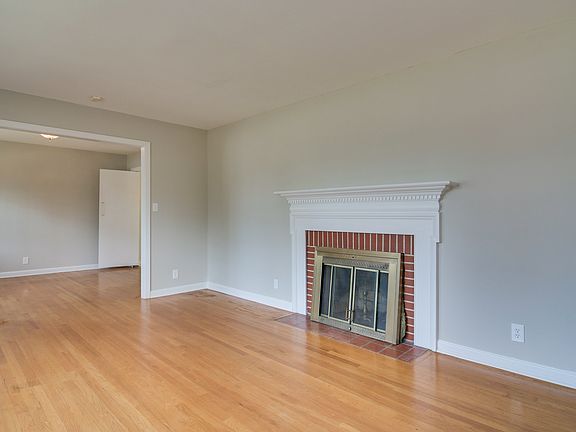 4th image of 15 Longwood Dr