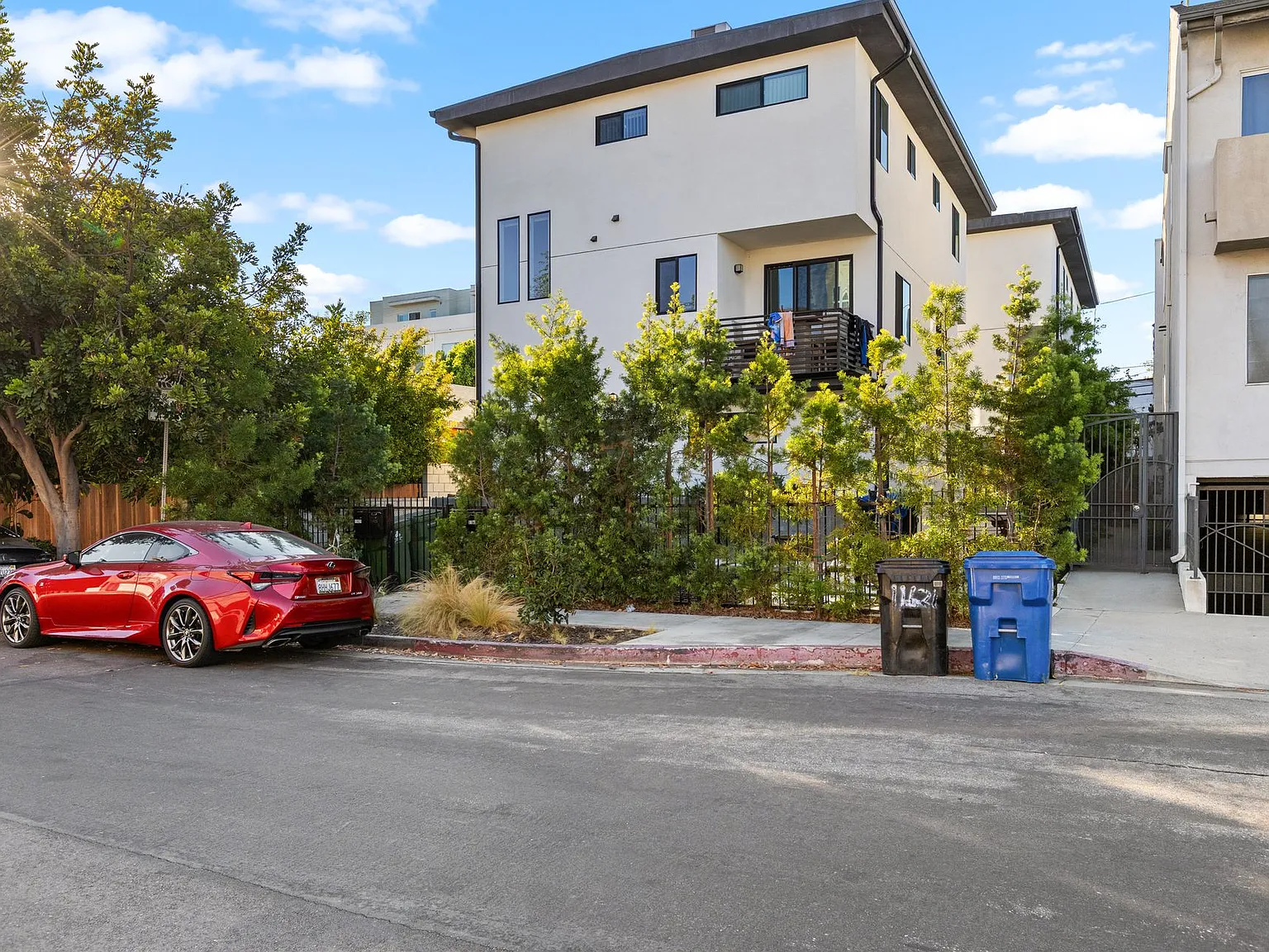 Modern and Updated 4 bed / 4 1/2 bath townhome located in the desirable Sawtelle neighborhood — Photo 1