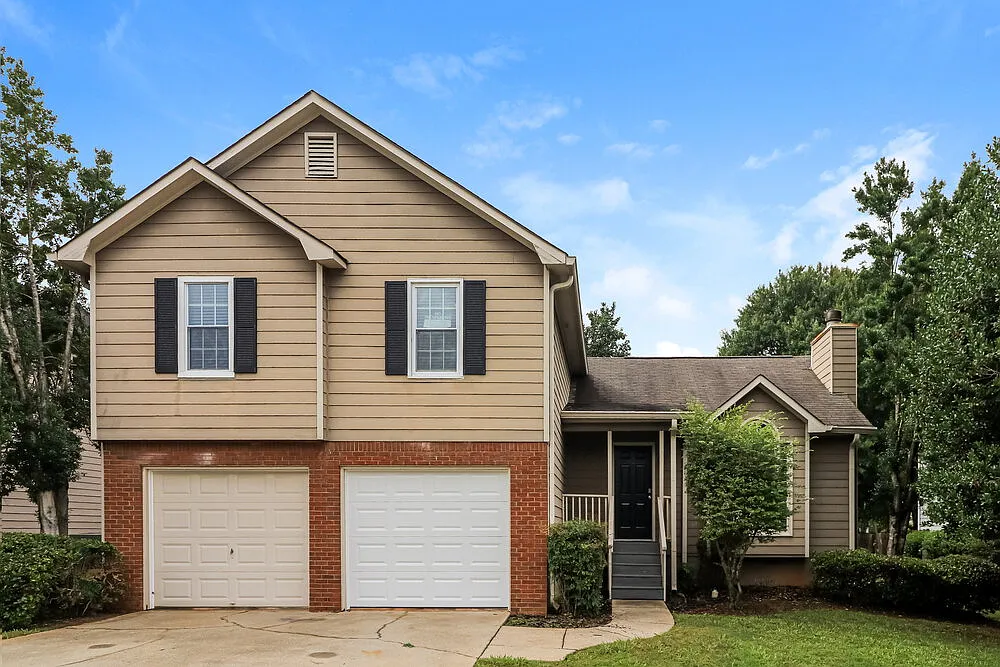 3 bed, 2.0 bath, 2884 sqft, $2,180 — Photo 1