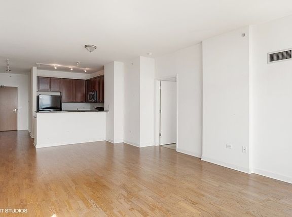 5th image of 1901 S Calumet Ave Unit 2606