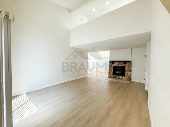 13347 VICTORY, 13347 Victory Blvd APT 207, Van Nuys, CA 91401