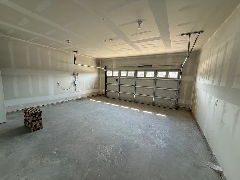 2201 Burnwood St — Photo 35