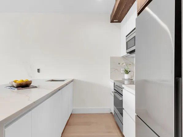 156 Somers Street 2A image 3 of 8