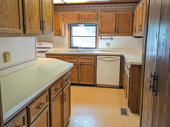 5th image of 221 Burgess St
