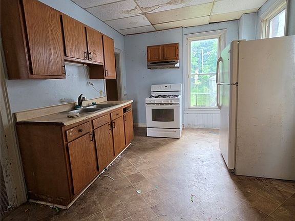 3rd image of 364 W 3rd St