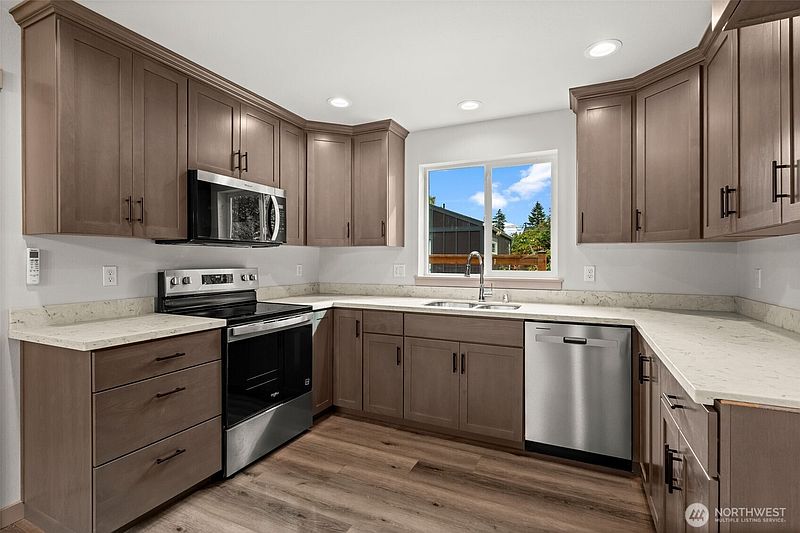 5th image of 939 E 61st Street