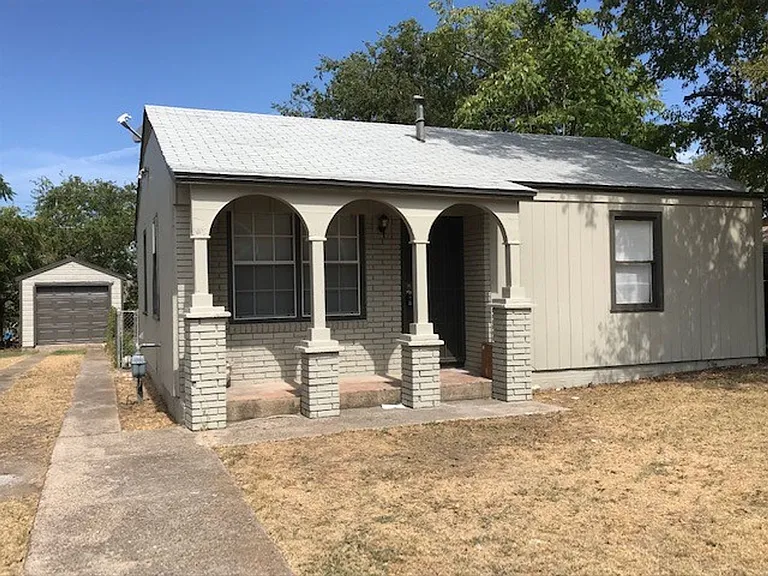 2417 Lowriemore Ln — Photo 2