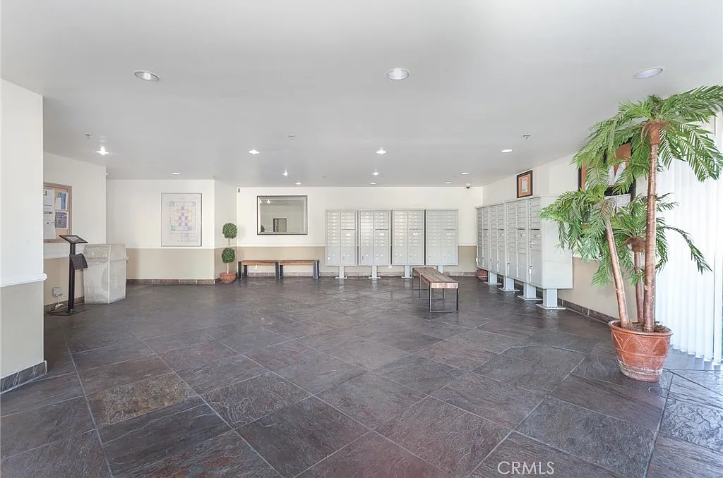 2 bed, 862 sqft, $2,700 — Photo 2
