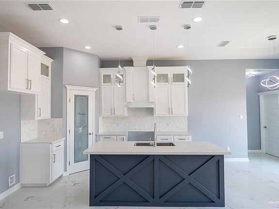 4th image of 300 Catalina Ave