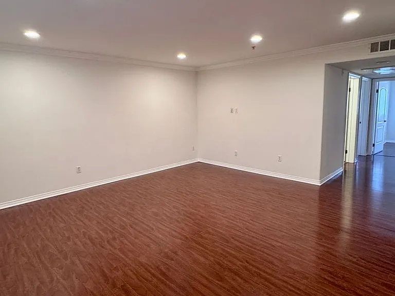 13525 Vanowen St #103 — Photo 9
