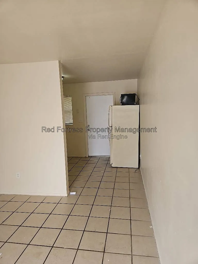 1 bed, 1.0 bath, 560 sqft, $989 — Photo 2