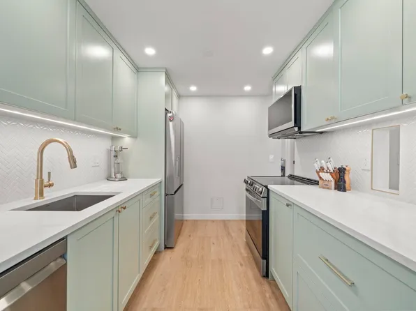 327 W 2nd St #206, North Vancouver, BC V7M 1E2