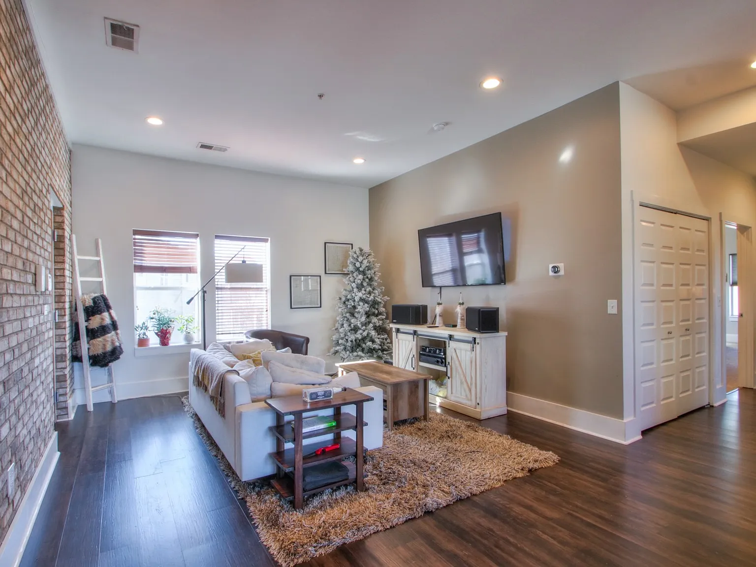 2 bed, 2.0 bath, 1224 sqft, $2,495 — Photo 2