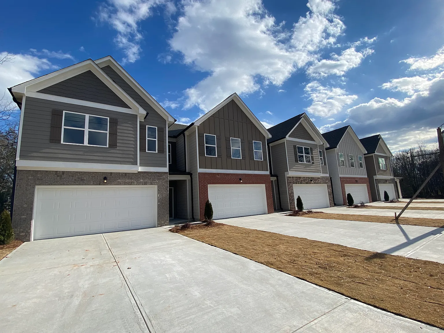 3 bed, 2.5 bath, 1900 sqft, $2,075 — Photo 2