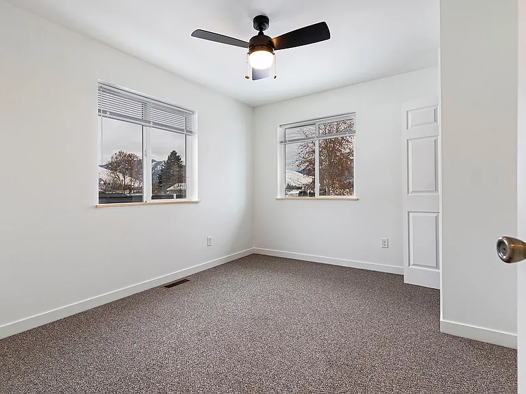 909 Defoe St #B — Photo 14