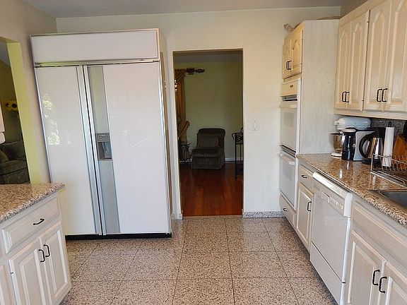 3rd image of 667 Park Ln