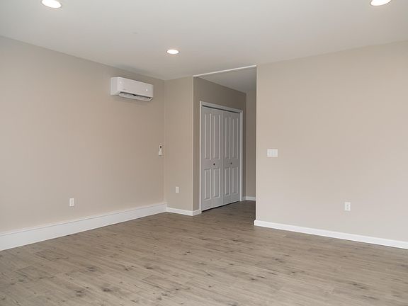 4th image of 412 W Maple St