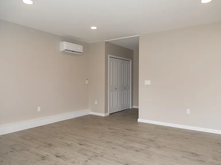 412 W Maple St — Photo 4