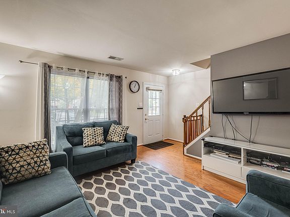 3rd image of 6921 Chiswick Ln