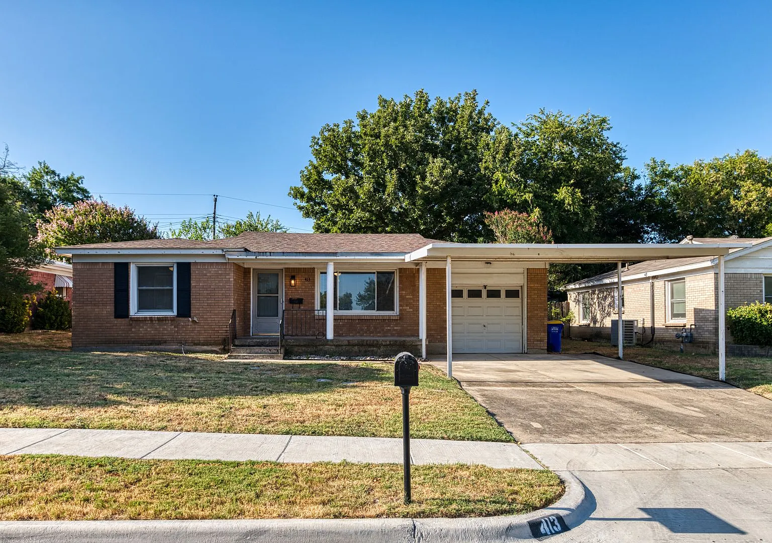 Available Now-Charming Sunlit 2-Bed Home With Chef's Kitchen, Hardwood Floors & Extra Parking — Photo 1