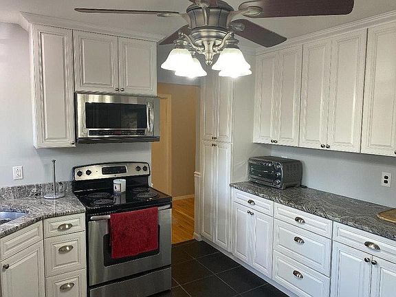 3rd image of 809 W Briar Ave