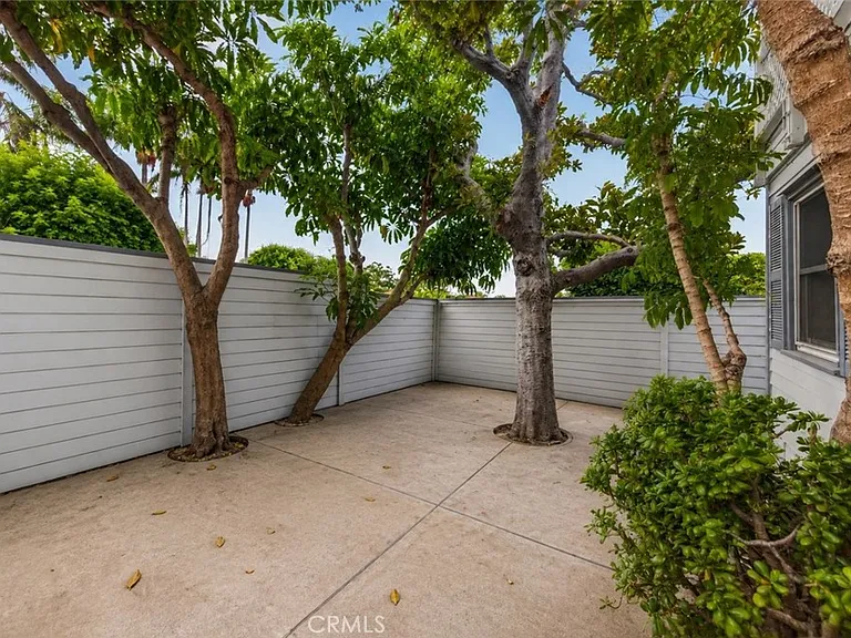 581 Park Ave — Photo 31