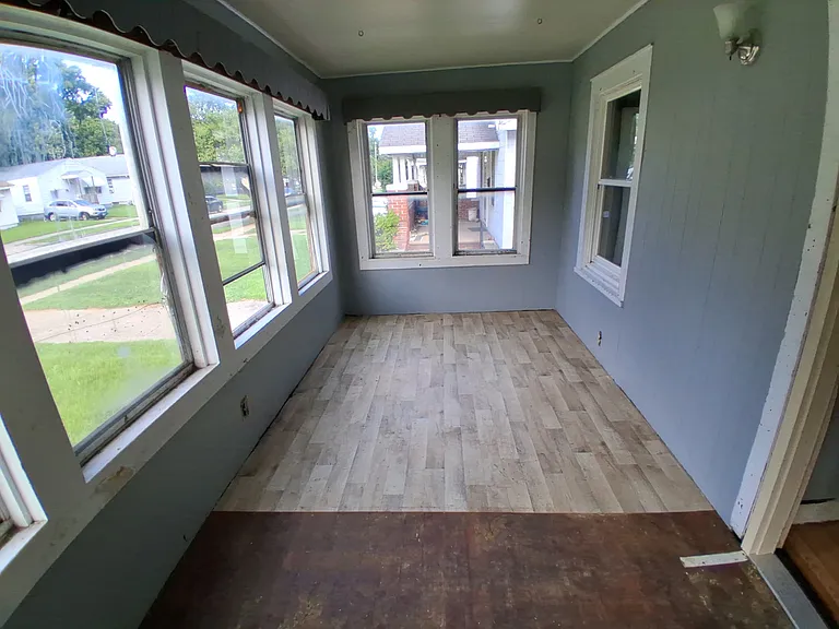 1553 E Walnut St — Photo 9