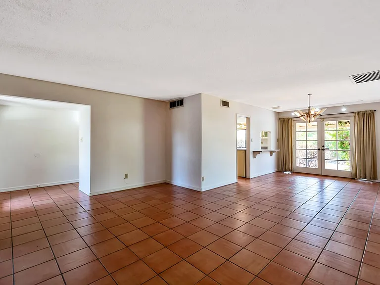 525 E Alameda Dr — Photo 12