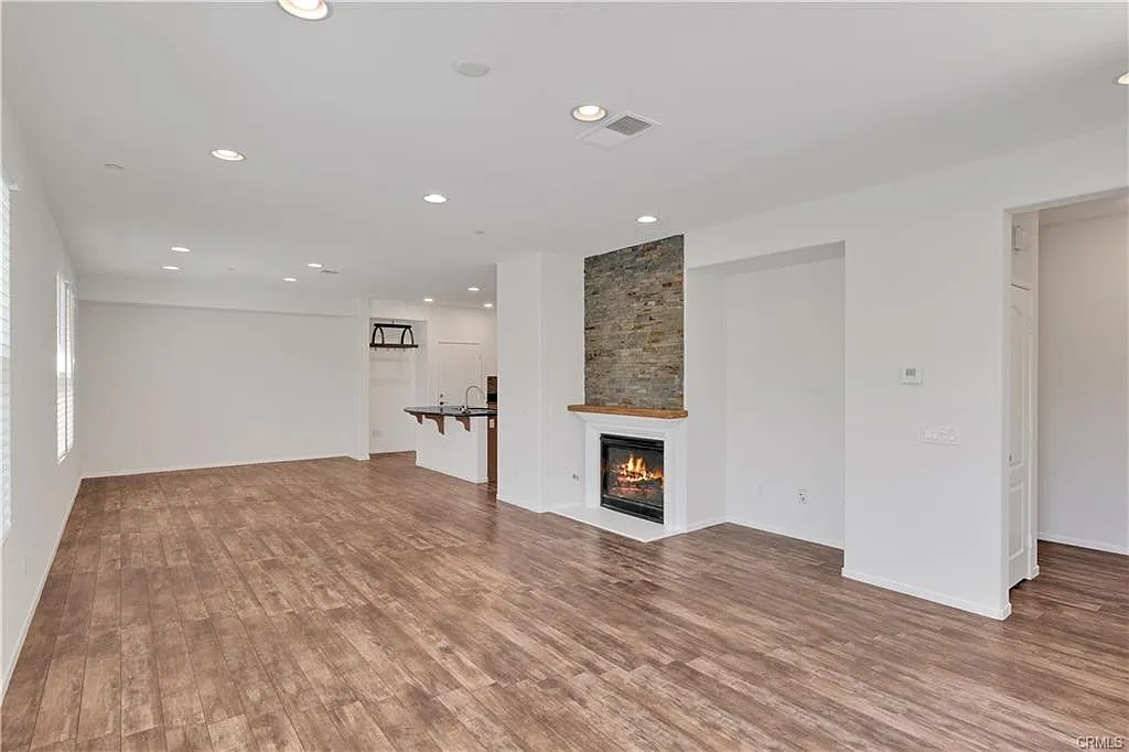 4 bed, 2.5 bath, 2047 sqft, $3,600 — Photo 3