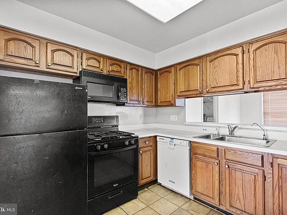 5th image of 1010 Danbury Dr