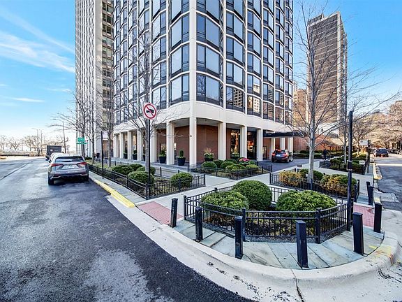 2nd image of 1555 N Astor St APT 21W