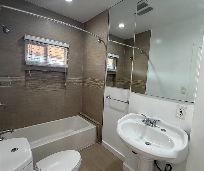 2409 W 54th St — Photo 3