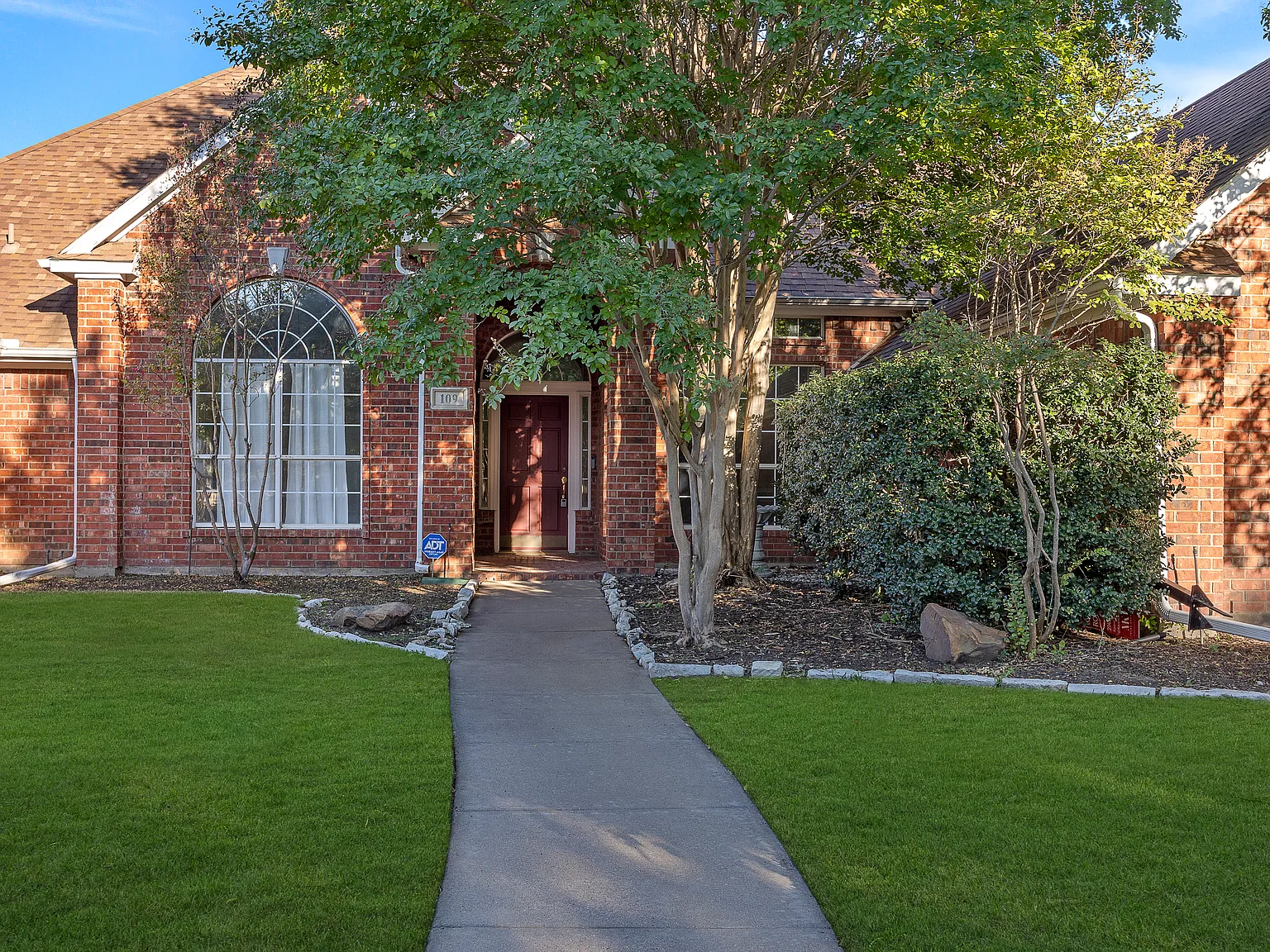 4 bed, 3.5 bath, 2876 sqft, $6,000 — Photo 1