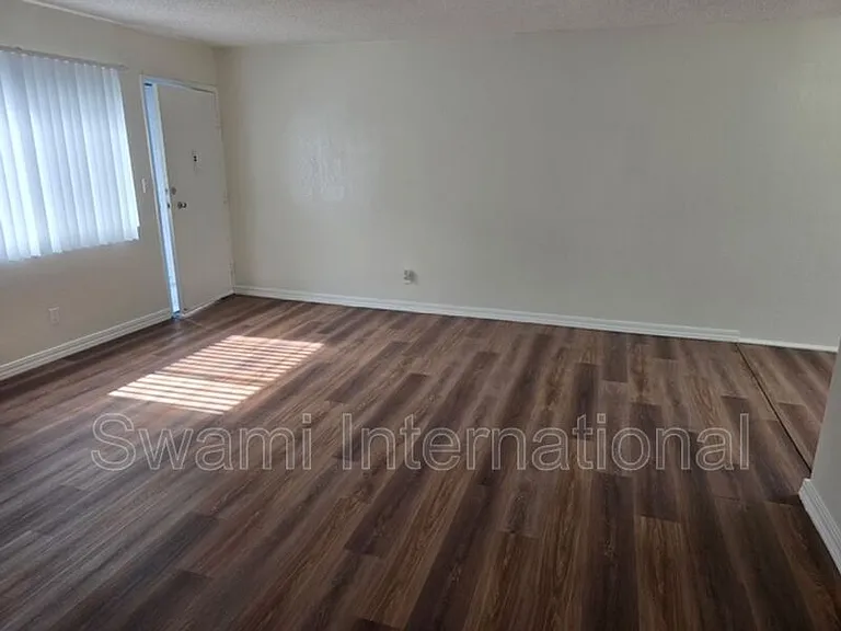 308 W Queen St #14 — Photo 11