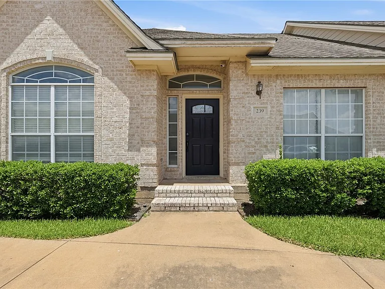 239 Navarro Dr — Photo 1
