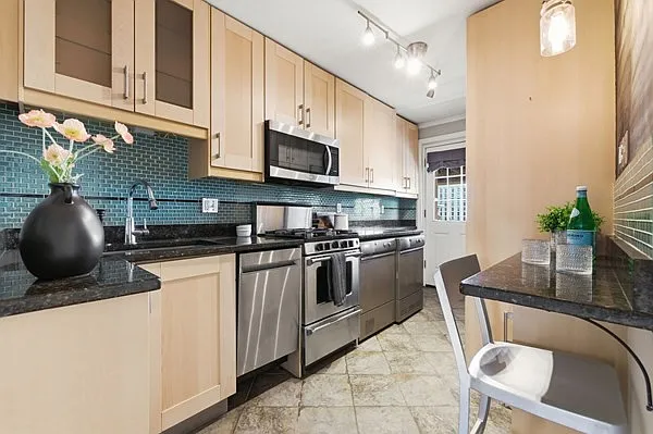 2 bed, 590 sqft, $3,000 — Photo 2