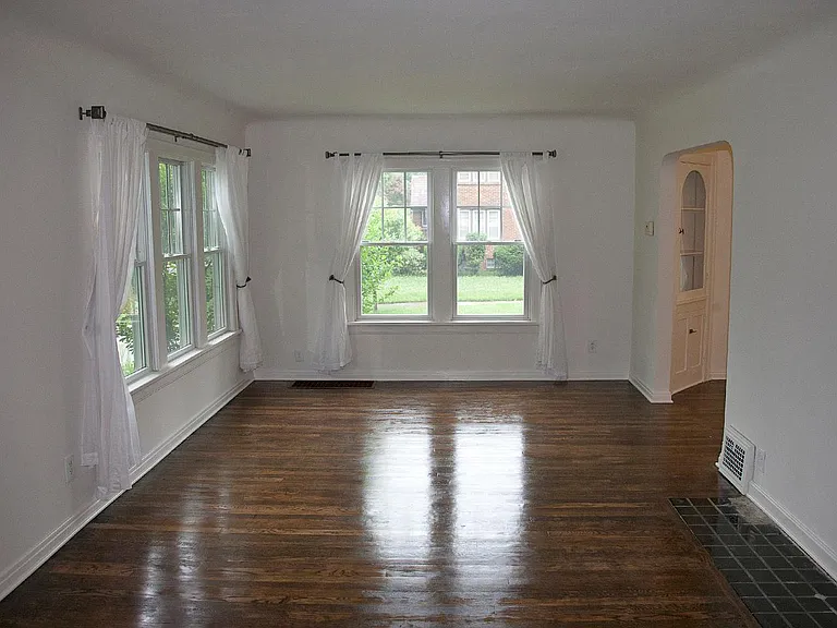 1199 Plainfield Rd — Photo 4