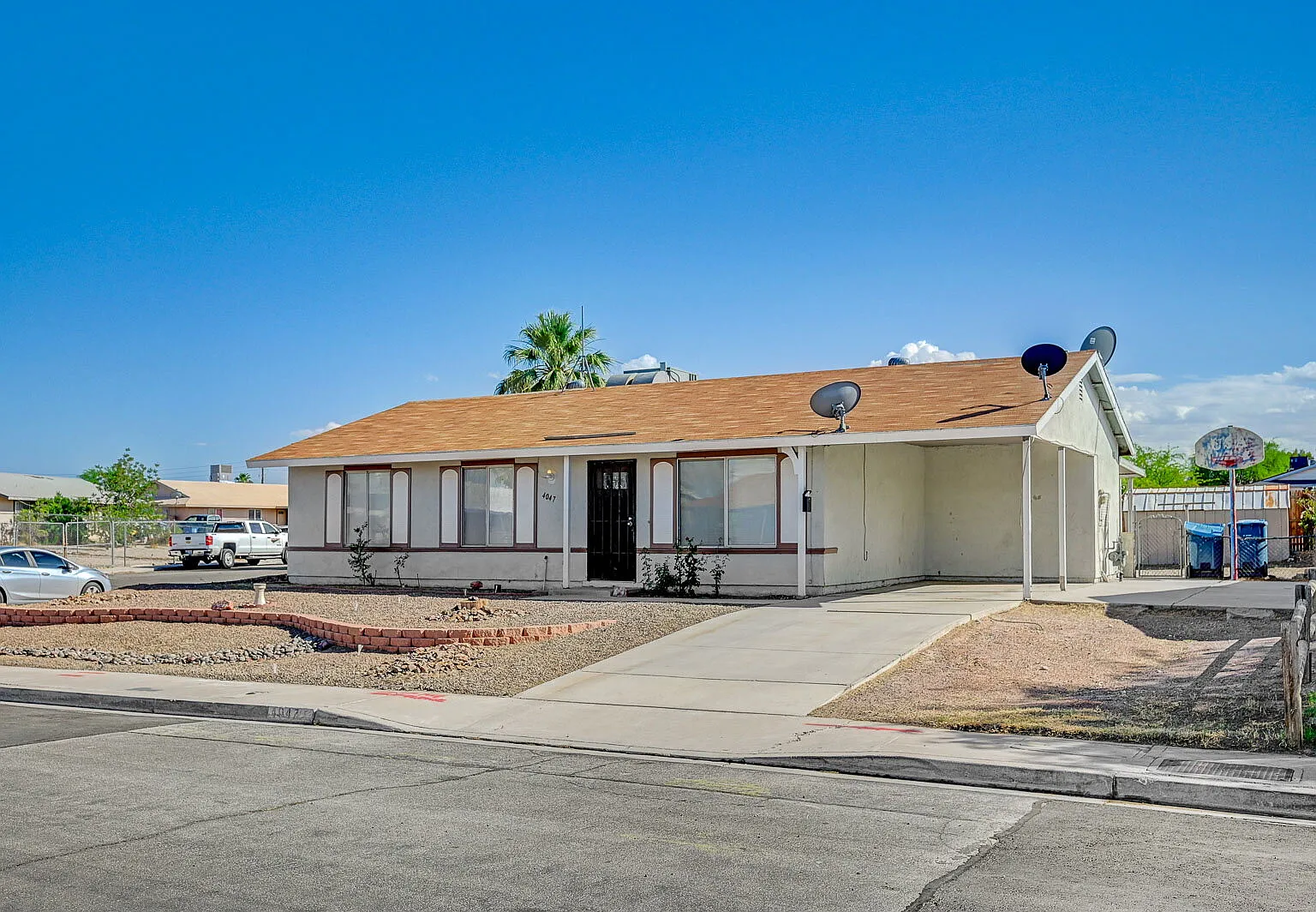 3 bed, 2.0 bath, 988 sqft, $1,950 — Photo 2
