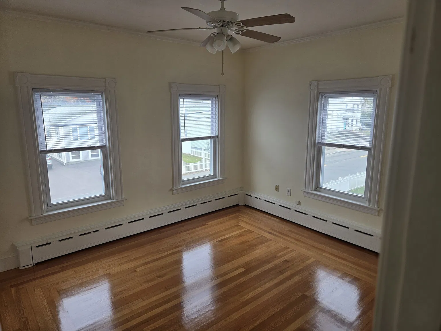 3 bed, 1000 sqft, $2,200 — Photo 1