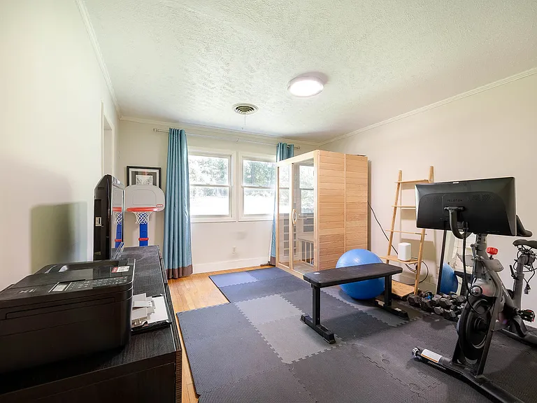 1835 Hillview Dr — Photo 25