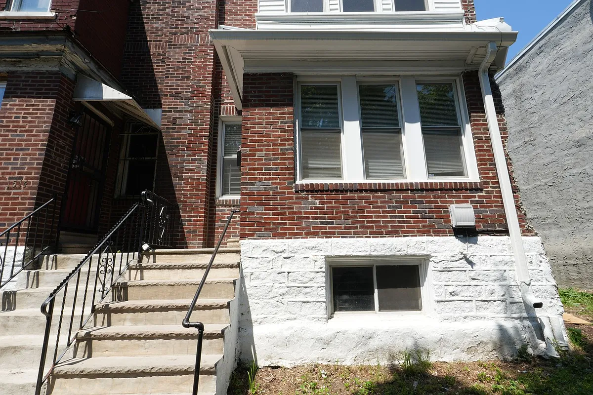 Building Photo - 1512 S Stanley St