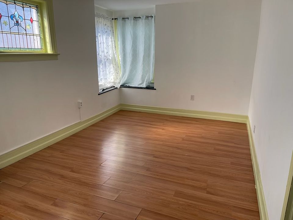 2nd image of 2 121st St