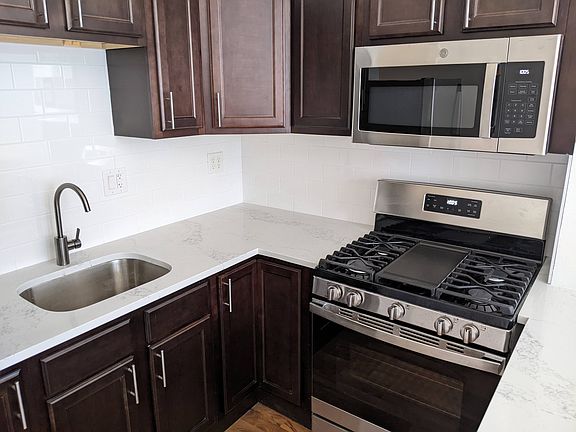 Kitchen with breakfast bar