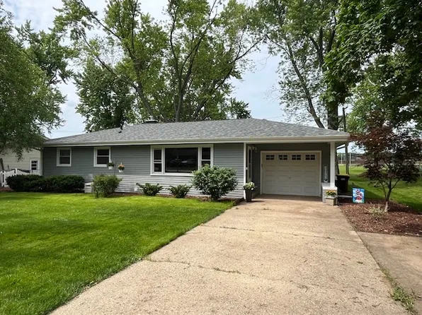 90 Mary Ln, Crystal Lake, IL 60014