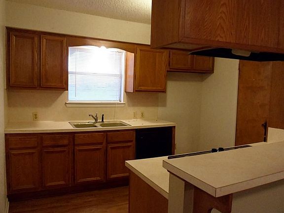 2nd image of 413 N Amherst Dr