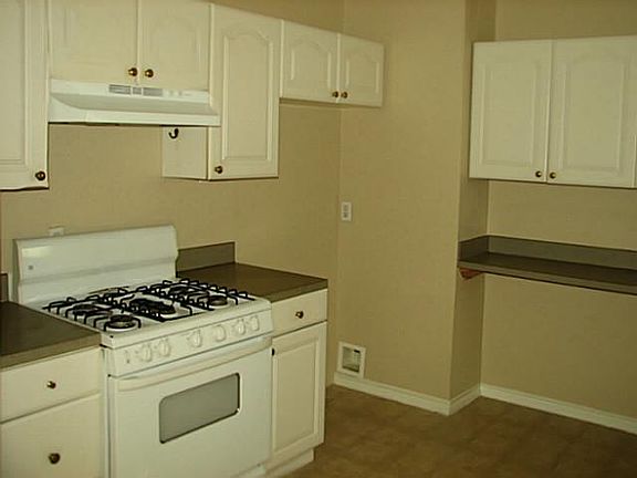 4th image of 2817 Honeysuckle Dr