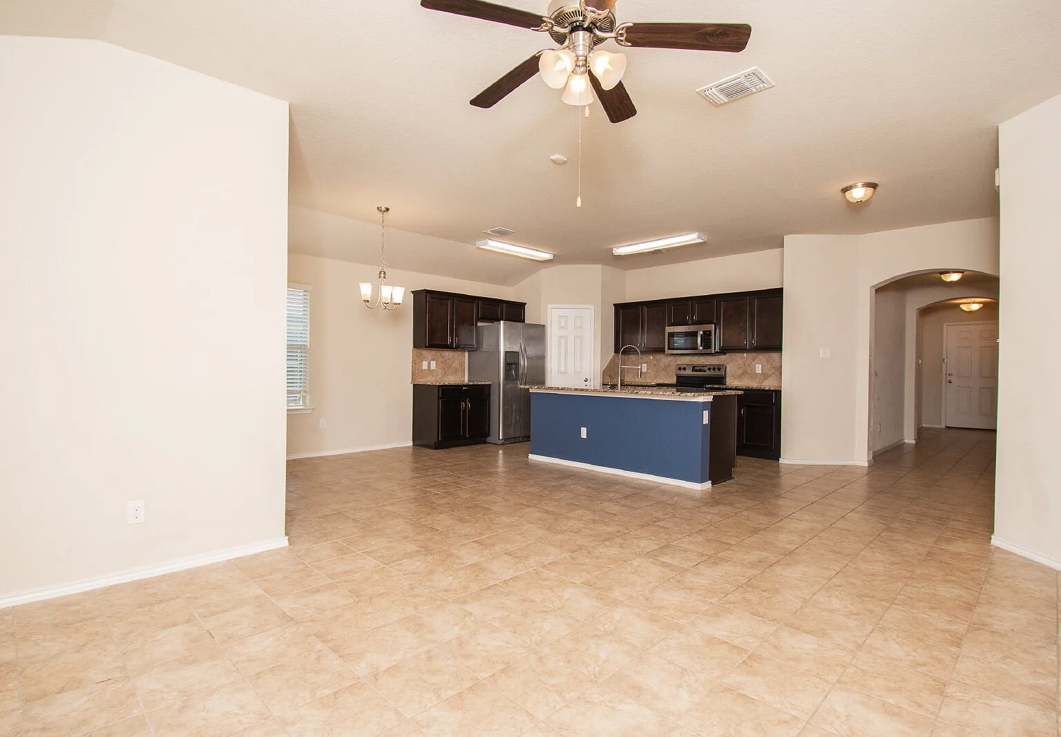 4 bed, 2.0 bath, 1570 sqft, $1,700 — Photo 2