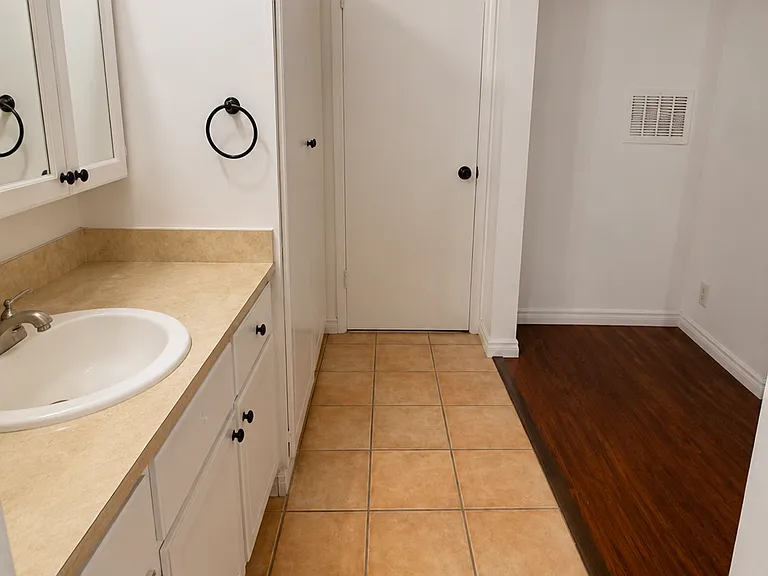Hollyking Apartments — Photo 16