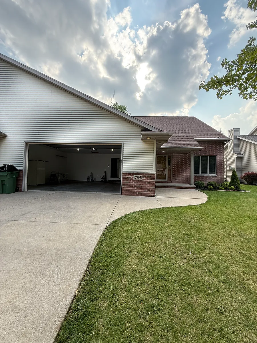 Building Photo - 704 Highview Ln